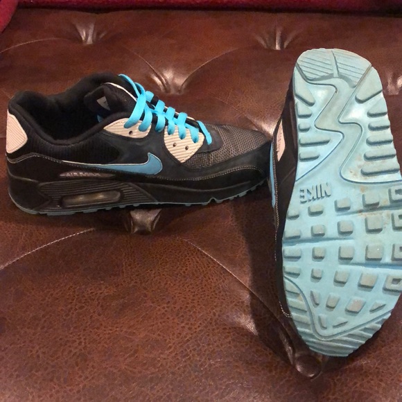 Nike Air Max women’s tennis shoes - Picture 2 of 4